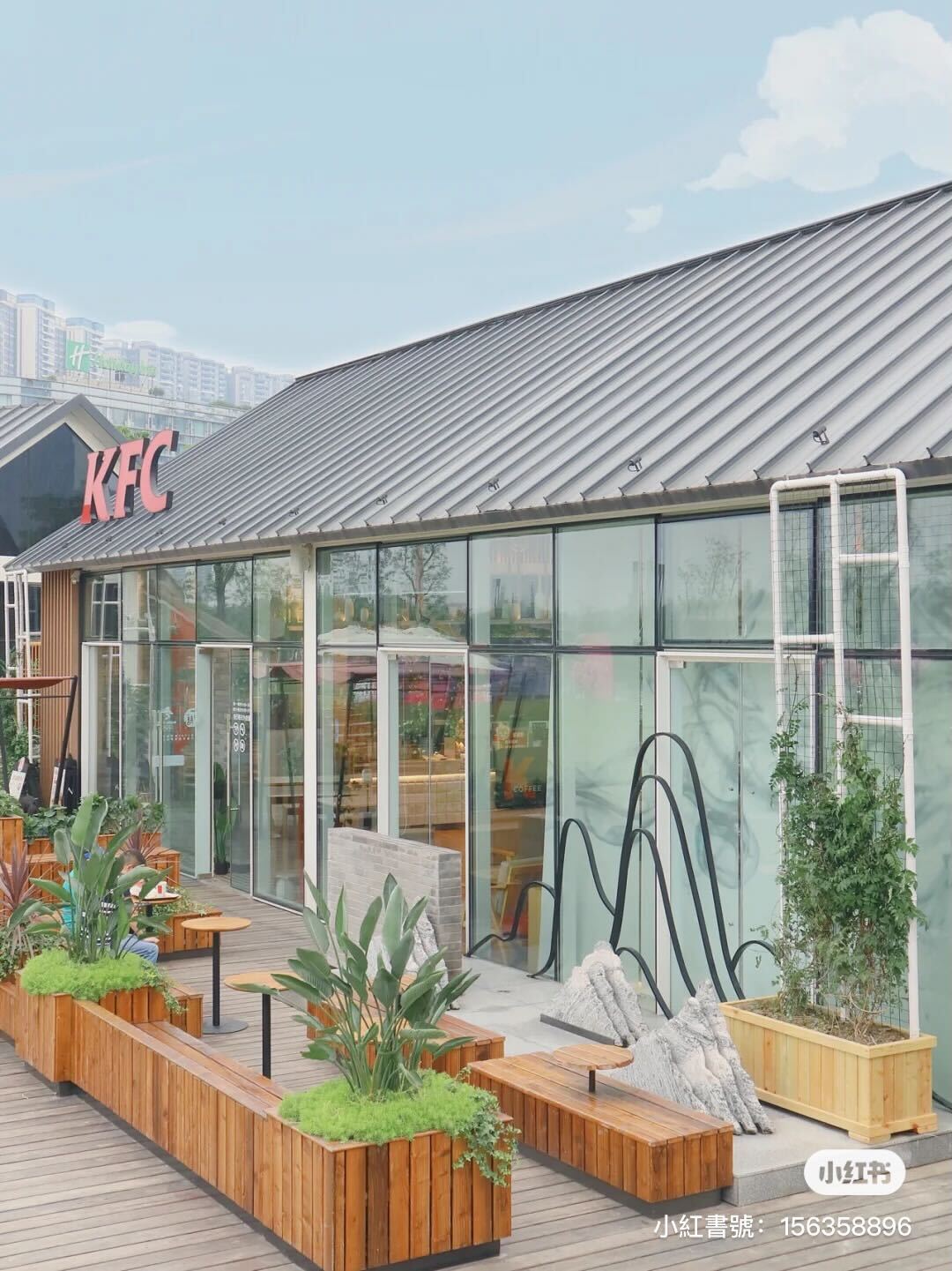 童話裡的炸物店!鮮花圍繞「玻璃屋肯德基」超有別墅感 室內氛圍「木質調日式裝潢」宛如咖啡廳❤️