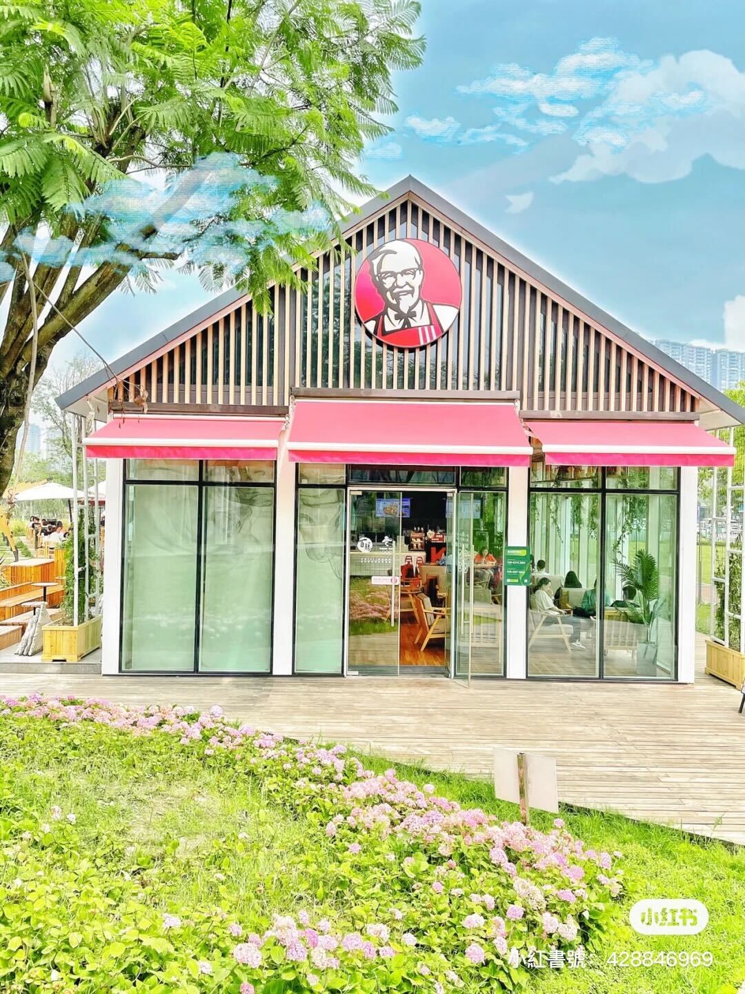 童話裡的炸物店!鮮花圍繞「玻璃屋肯德基」超有別墅感 室內氛圍「木質調日式裝潢」宛如咖啡廳❤️