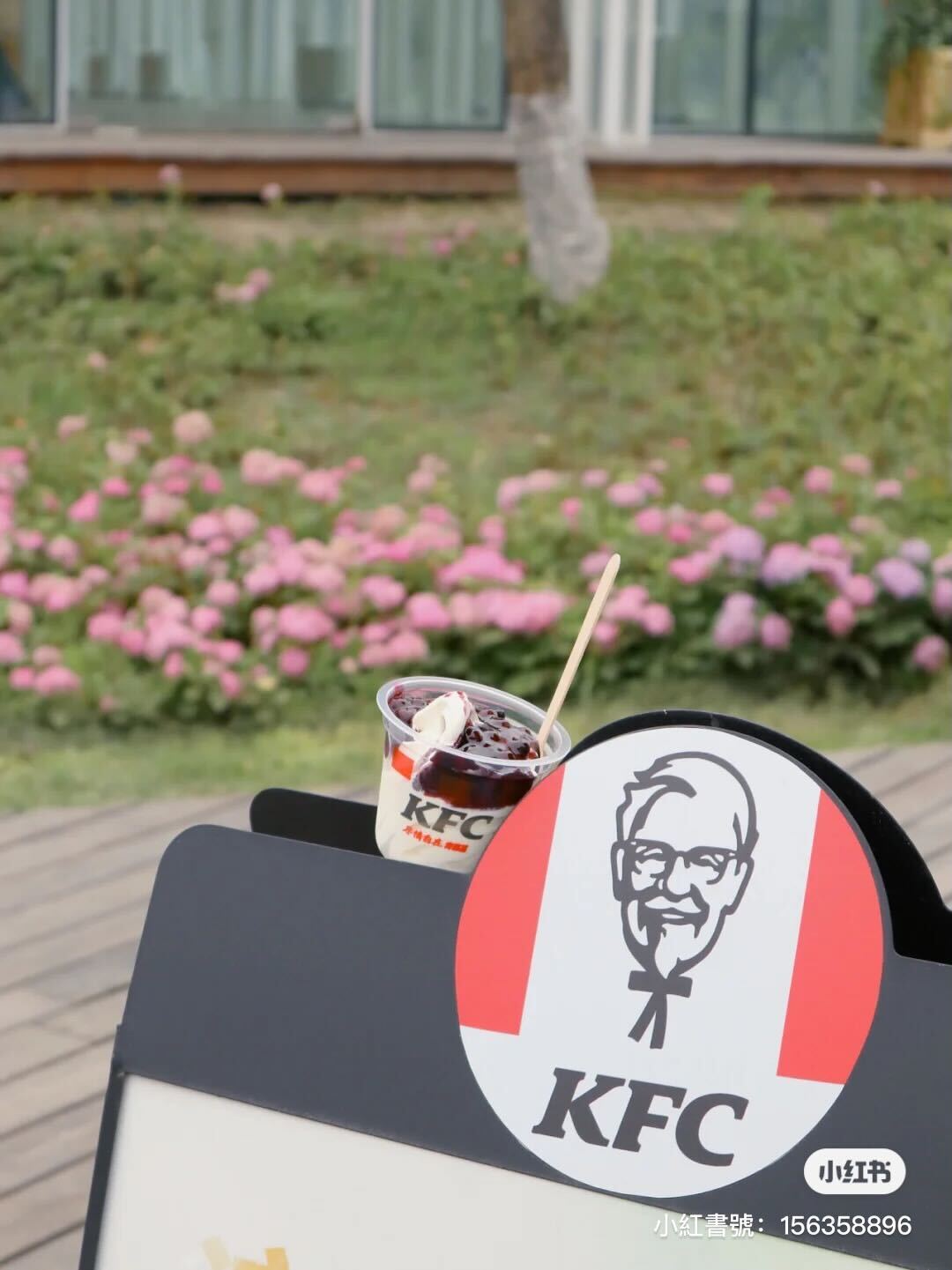 童話裡的炸物店!鮮花圍繞「玻璃屋肯德基」超有別墅感 室內氛圍「木質調日式裝潢」宛如咖啡廳❤️