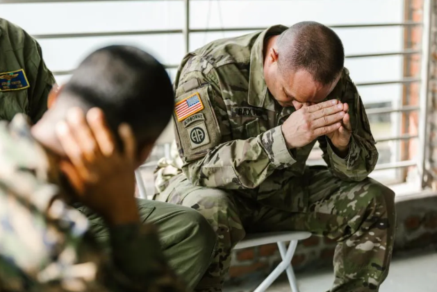 深夜探訪猛鬼軍營!他大膽高喊「全體集合」耳邊竟傳:到了..... 轉頭一看「嚇到尖叫狂奔」直發抖:我想回家