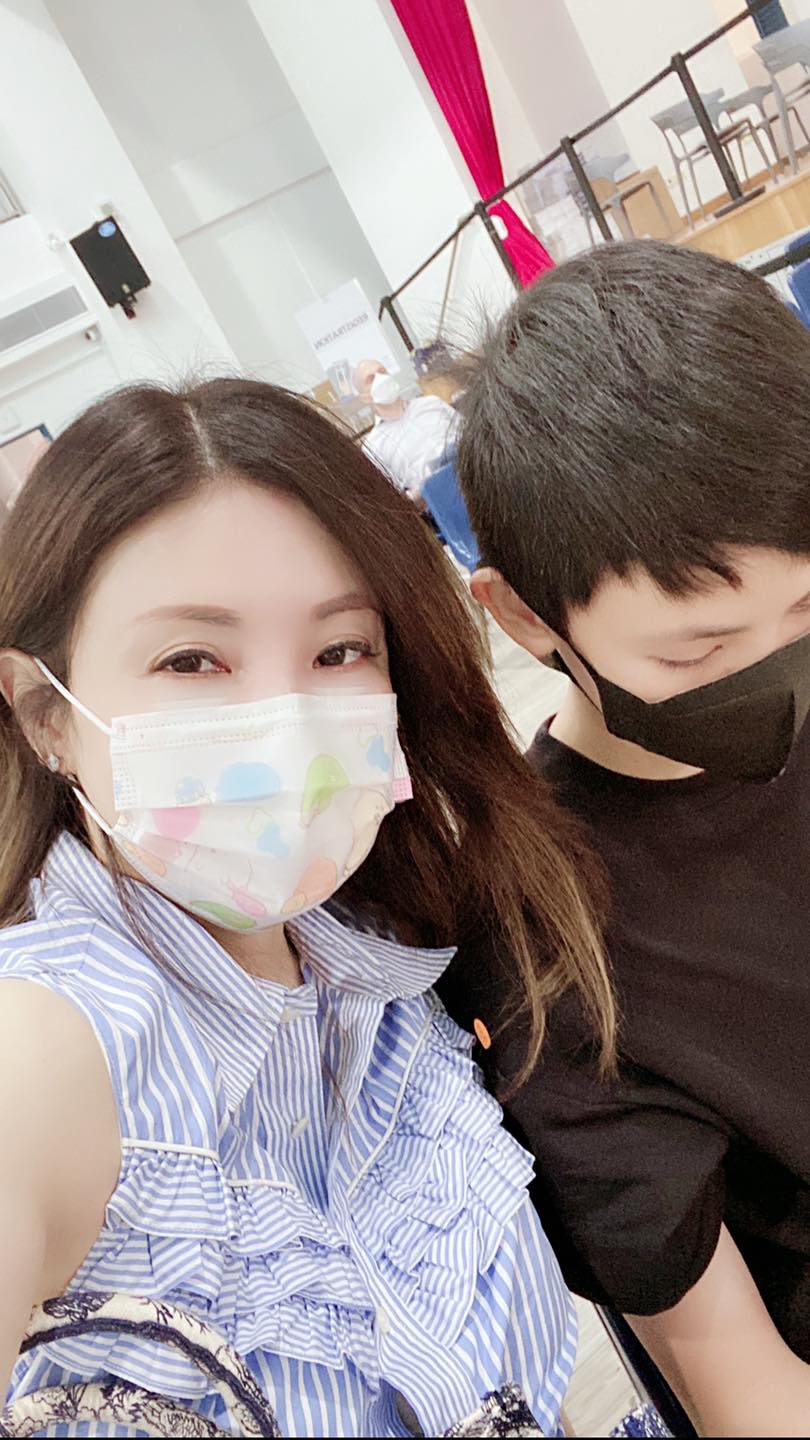 罕曬大兒子！八點檔女星狂合照大讚「是我喜歡的型男」　一旁弟弟「秒關在廁所大哭」她笑嘆：當媽好難