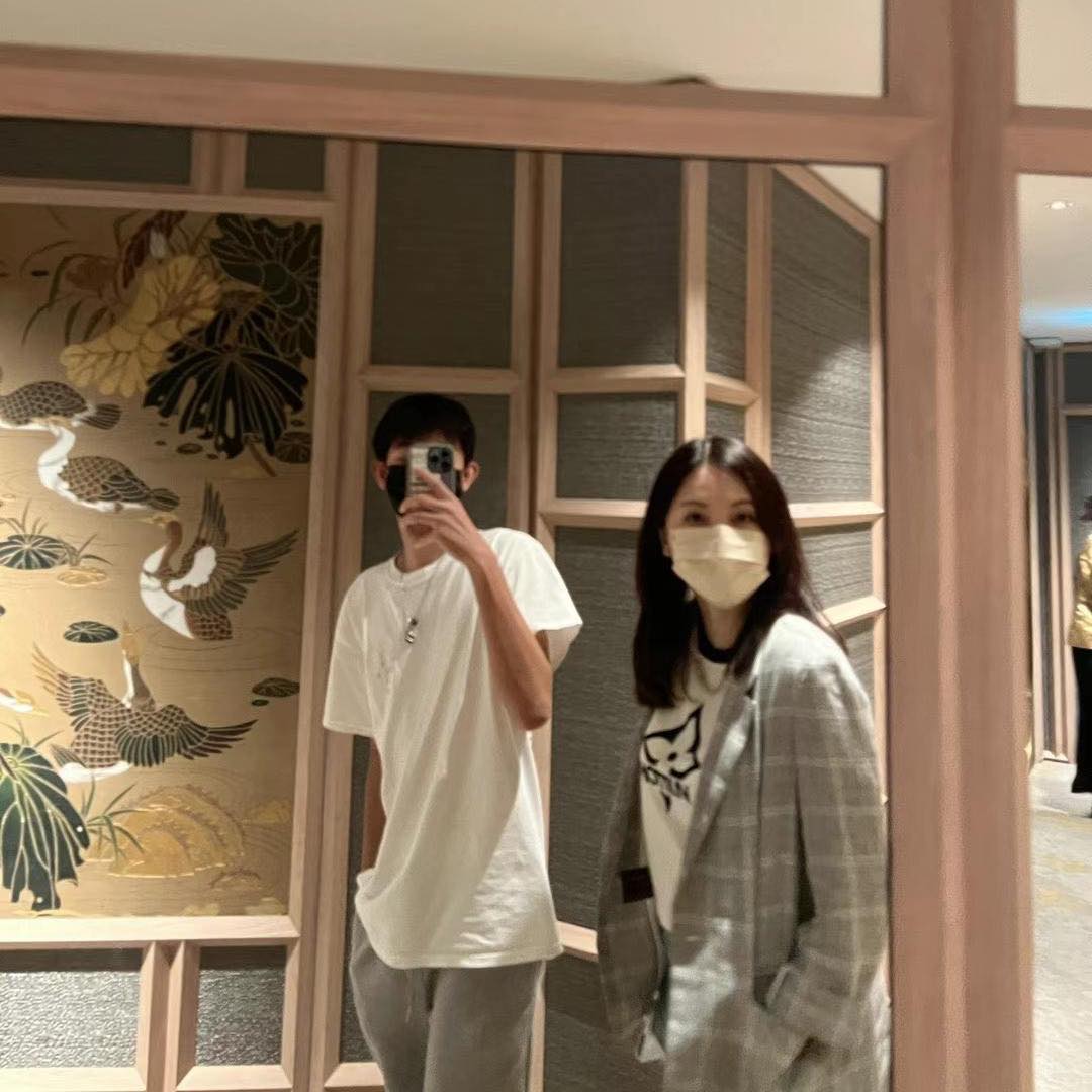 罕曬大兒子！八點檔女星狂合照大讚「是我喜歡的型男」　一旁弟弟「秒關在廁所大哭」她笑嘆：當媽好難