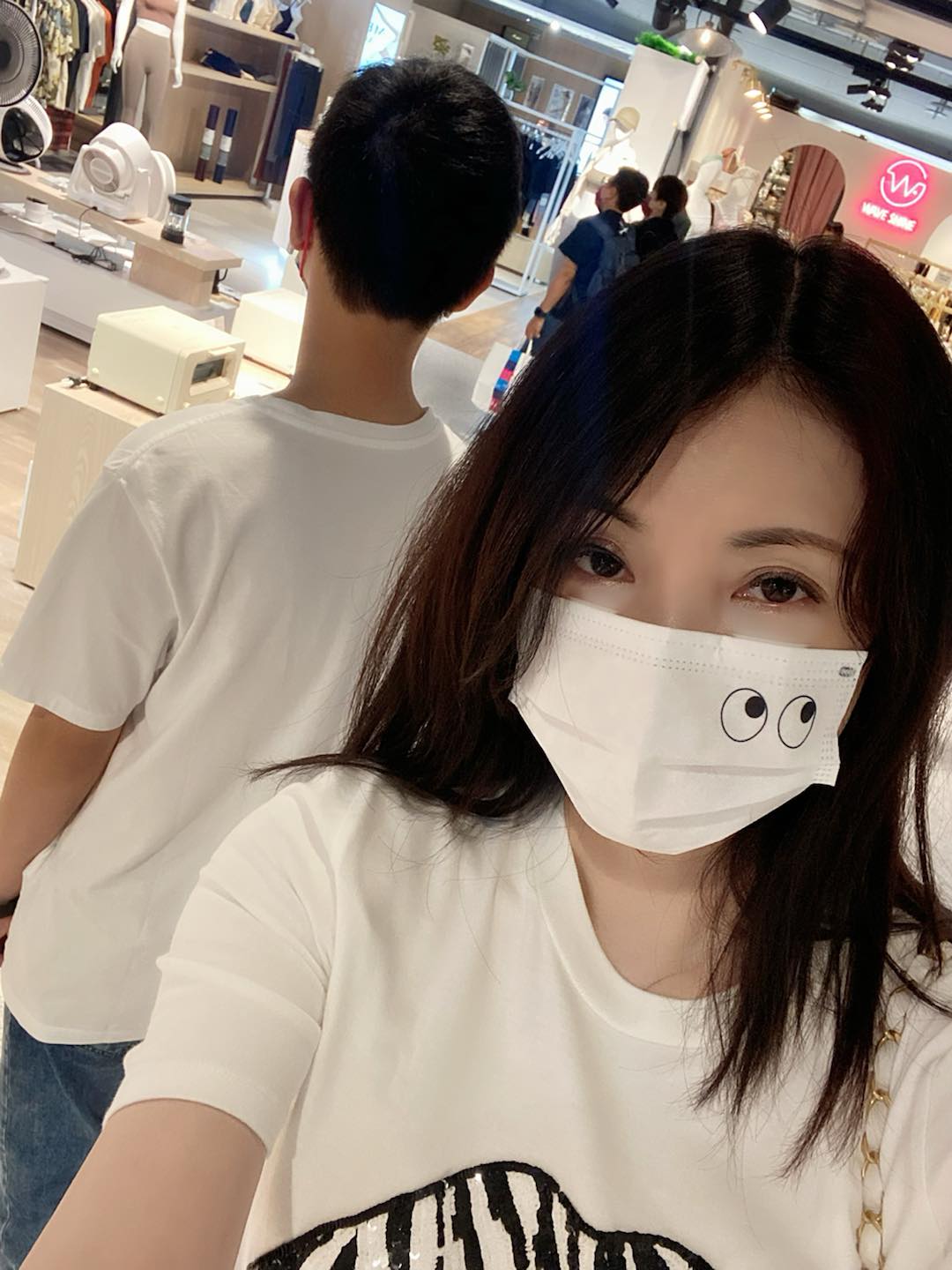 罕曬大兒子！八點檔女星狂合照大讚「是我喜歡的型男」　一旁弟弟「秒關在廁所大哭」她笑嘆：當媽好難