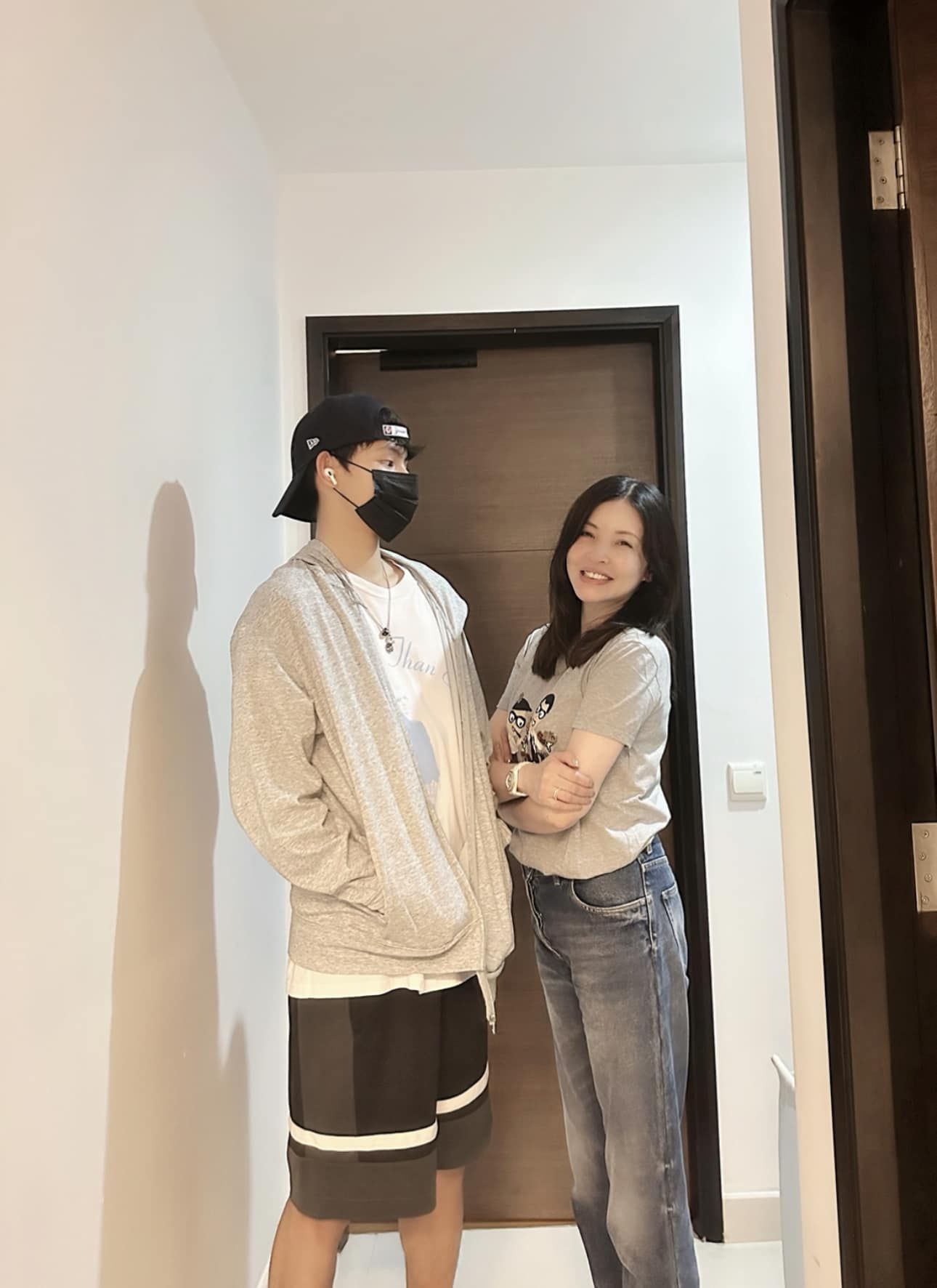 罕曬大兒子！八點檔女星狂合照大讚「是我喜歡的型男」　一旁弟弟「秒關在廁所大哭」她笑嘆：當媽好難