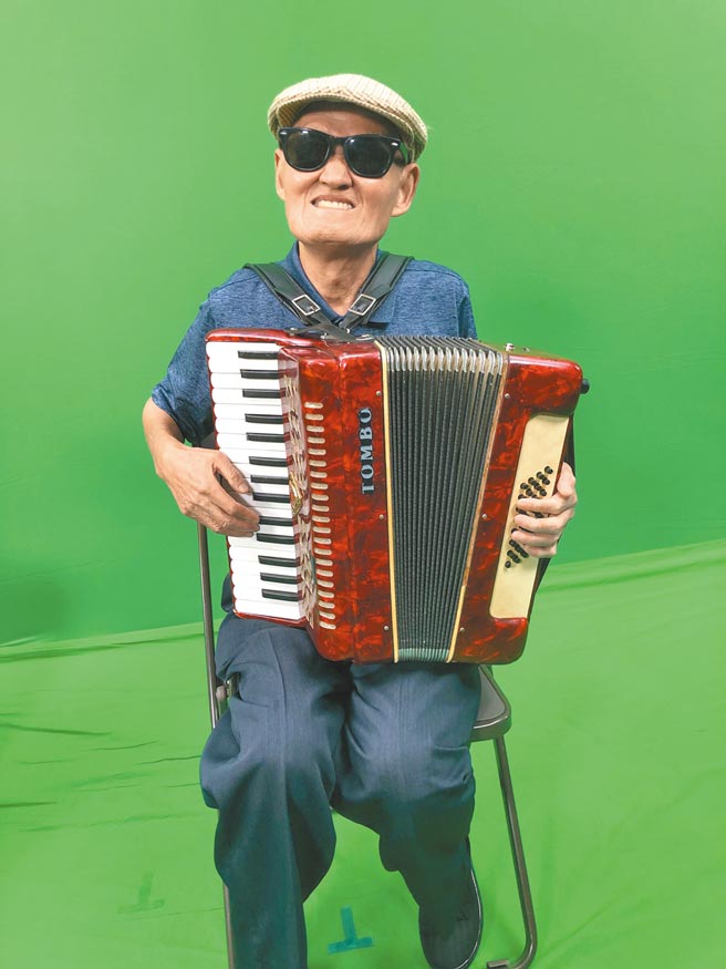 現身市場駐唱！李炳輝73歲「頂光頭憔悴模樣」差點認不出　他心疼「掏光百元鈔打賞」求大家幫幫忙