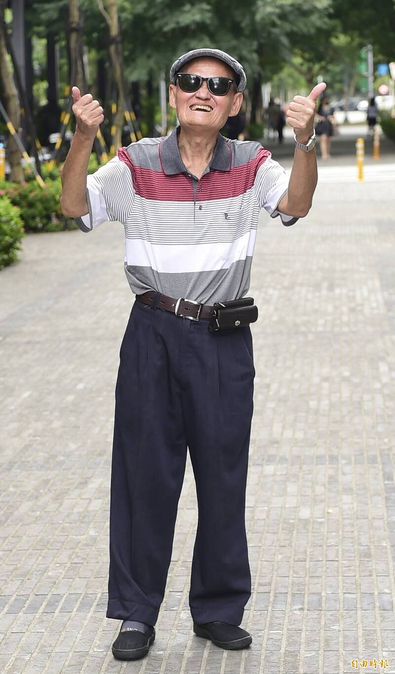 現身市場駐唱！李炳輝73歲「頂光頭憔悴模樣」差點認不出　他心疼「掏光百元鈔打賞」求大家幫幫忙