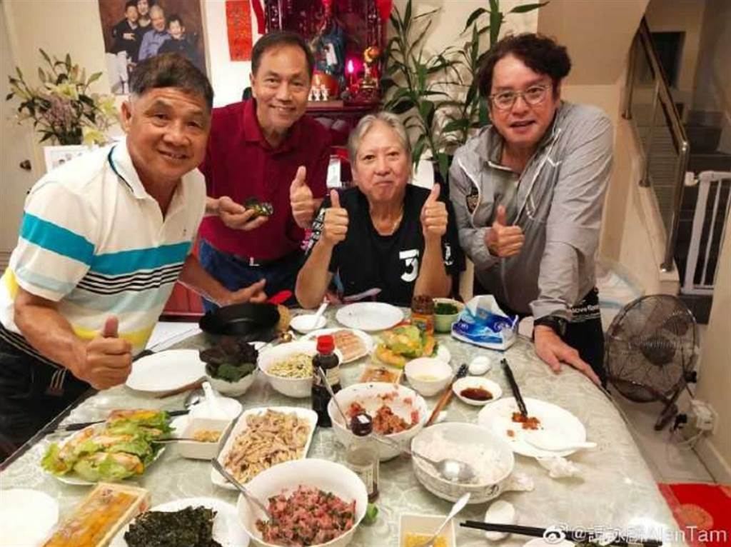 差點認不出來！70歲影壇大哥被拍到「坐輪椅逛菜市場」身形暴瘦　「健康引擔憂」與過去模樣大不同