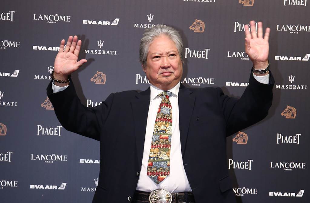 差點認不出來！70歲影壇大哥被拍到「坐輪椅逛菜市場」身形暴瘦　「健康引擔憂」與過去模樣大不同