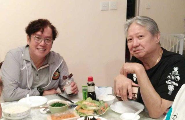差點認不出來！70歲影壇大哥被拍到「坐輪椅逛菜市場」身形暴瘦　「健康引擔憂」與過去模樣大不同