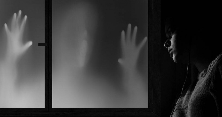 罵鬼釀慘禍！他卡到陰竟大膽嗆「那麼厲害出來看看」　4個月後惡鬼「拿黑令旗復仇」壓床狂吼：殺光你全家