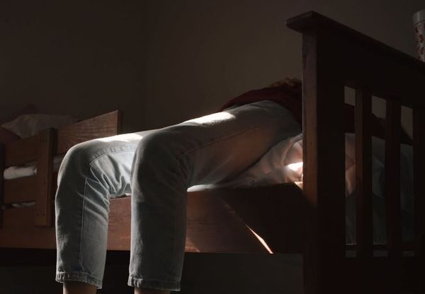 罵鬼釀慘禍！他卡到陰竟大膽嗆「那麼厲害出來看看」　4個月後惡鬼「拿黑令旗復仇」壓床狂吼：殺光你全家