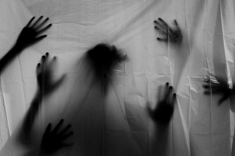 罵鬼釀慘禍！他卡到陰竟大膽嗆「那麼厲害出來看看」　4個月後惡鬼「拿黑令旗復仇」壓床狂吼：殺光你全家