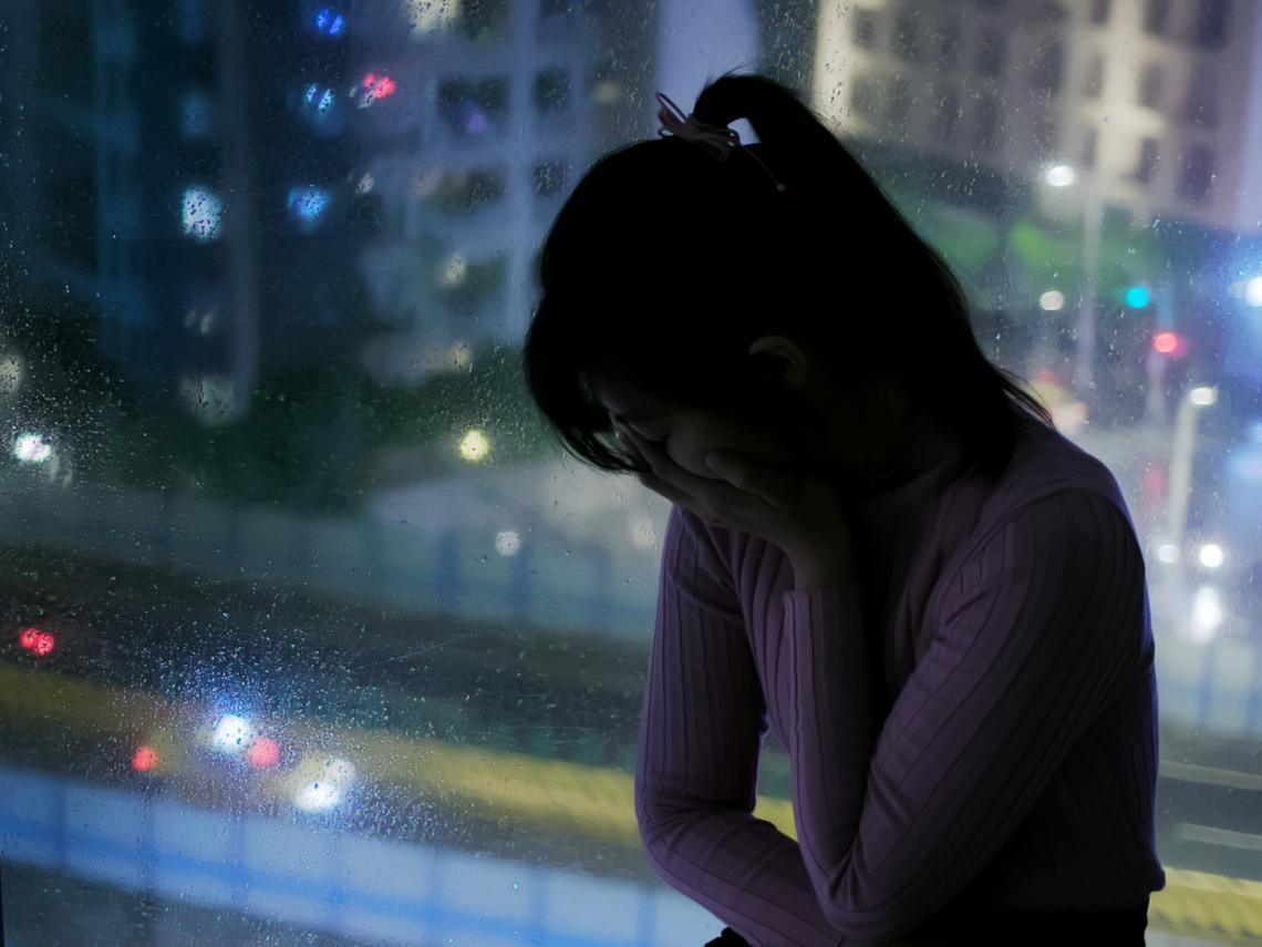 大姊49歲仍單身！獨自照顧病母「弟妹只出錢當沒事」　她怒喊不公平「有家庭就免扛責任嗎」