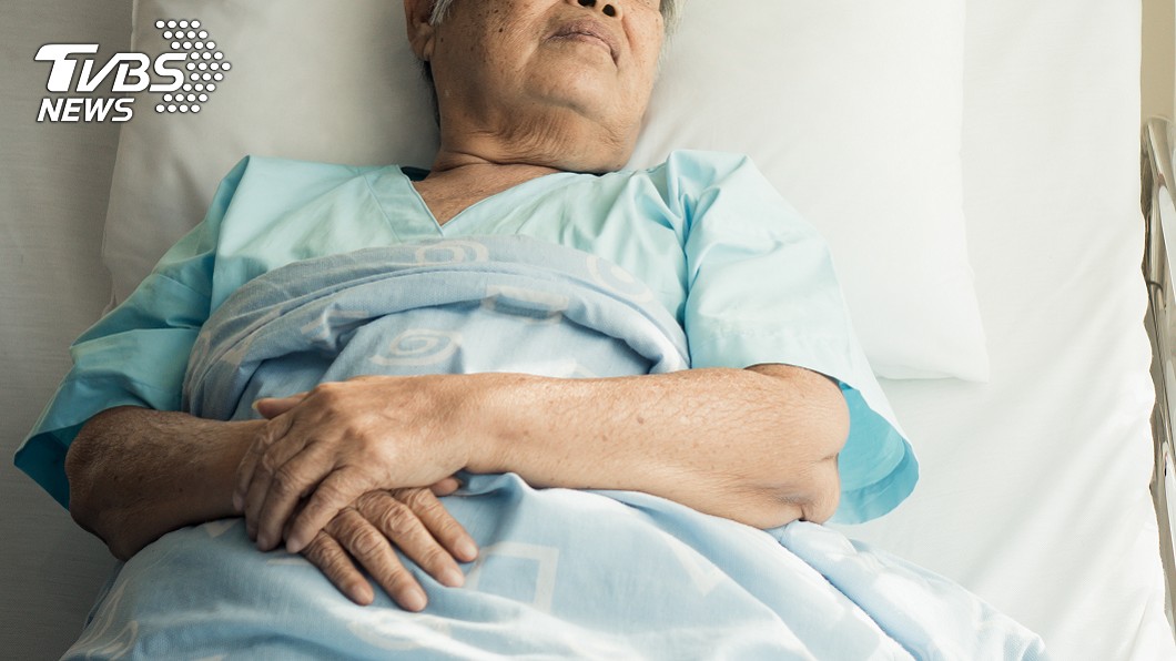 大姊49歲仍單身！獨自照顧病母「弟妹只出錢當沒事」　她怒喊不公平「有家庭就免扛責任嗎」