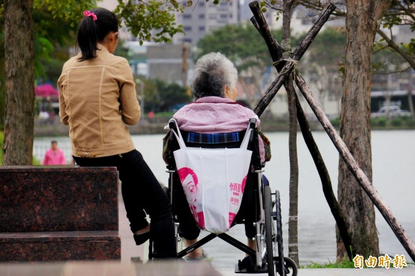 八點檔劇情上演！爸開心宣布「幫妳添個弟弟」　「懷孕的卻不是媽媽」獨生女氣炸：我媽被當僕人