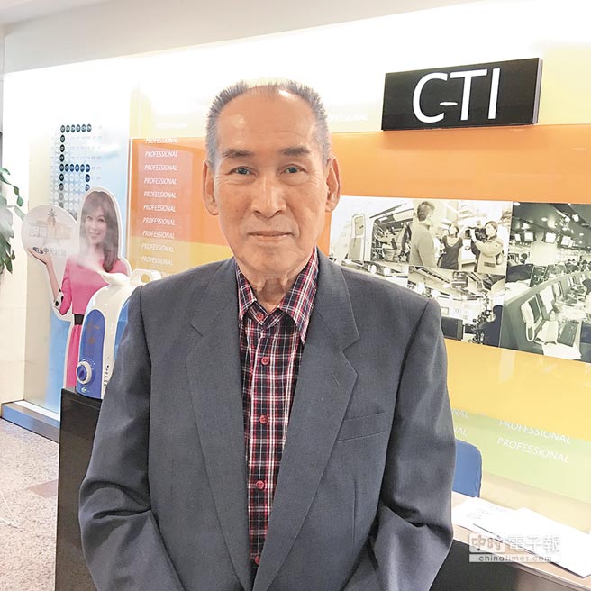 嘆老藝人舞台少！資深男星不拍戲「致力回饋社會」變監獄教誨師　「攜兒開日照中心」趁還有體力