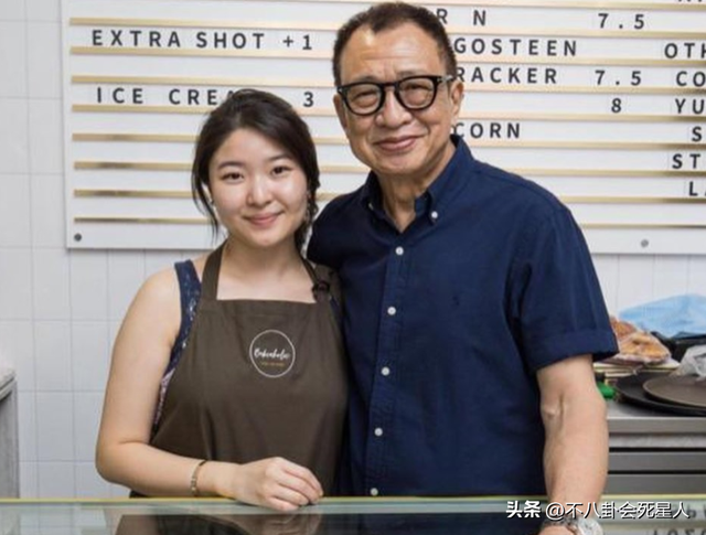 老來得女！金牌綠葉「移民新加坡30年」樂當24孝好爸爸　「買下兩層樓別墅寵妻小」為女砸錢開店