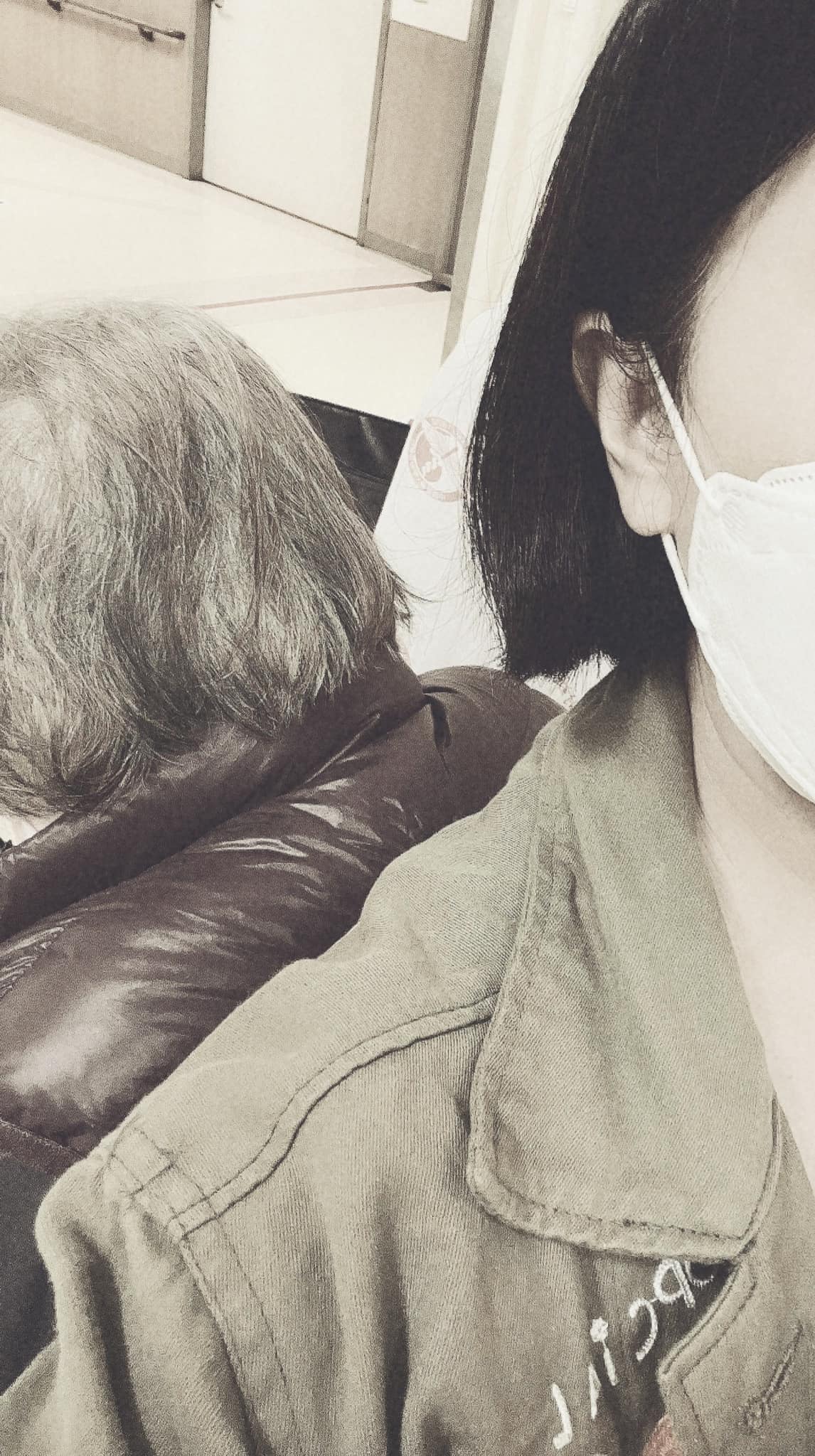 母親凌晨送急診！51歲金鐘視后「不闔眼徹夜守病床旁」　見媽媽躺著不舒服「1孝心舉動」熬到天亮