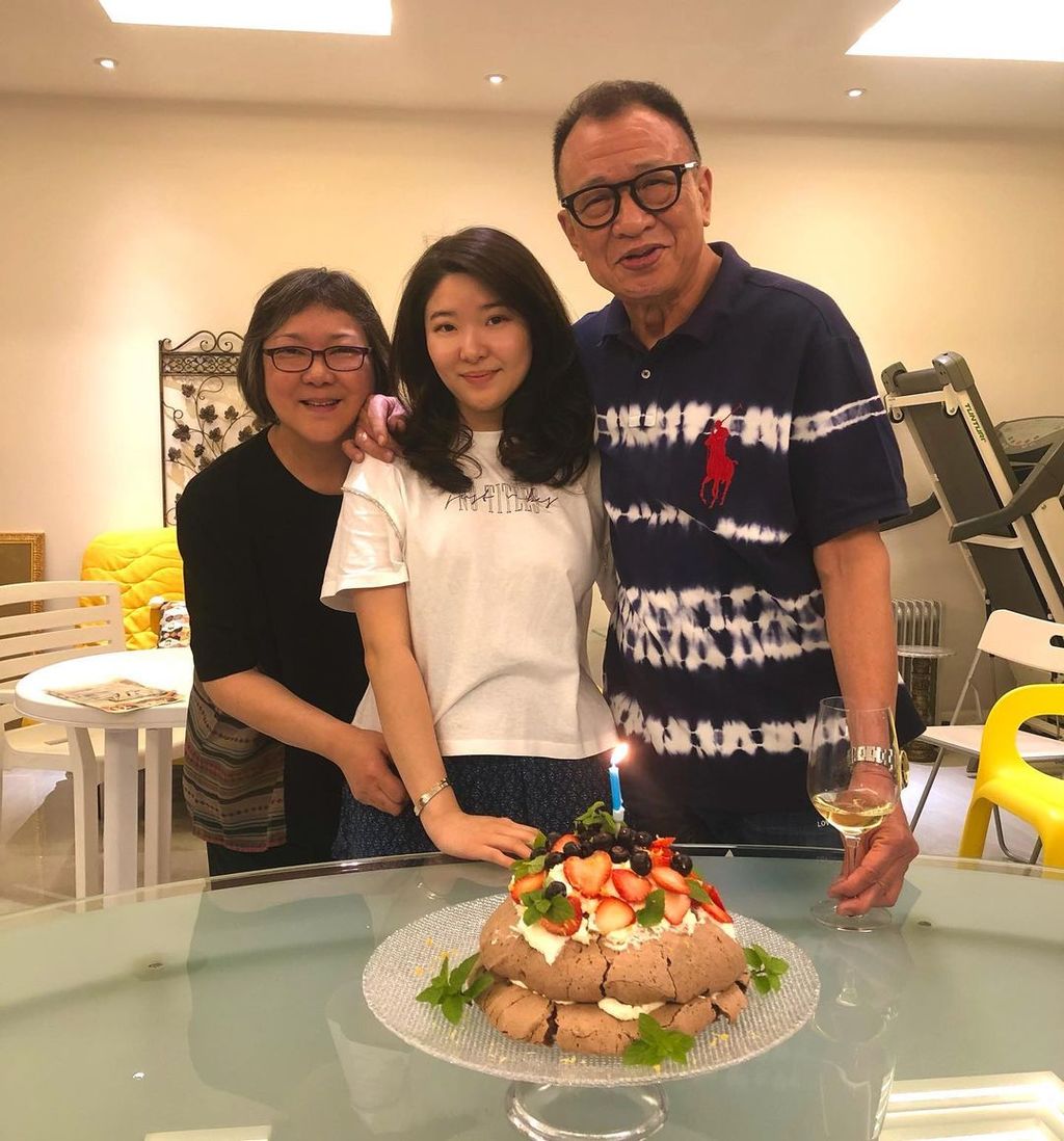 老來得女！金牌綠葉「移民新加坡30年」樂當24孝好爸爸　「買下兩層樓別墅寵妻小」為女砸錢開店