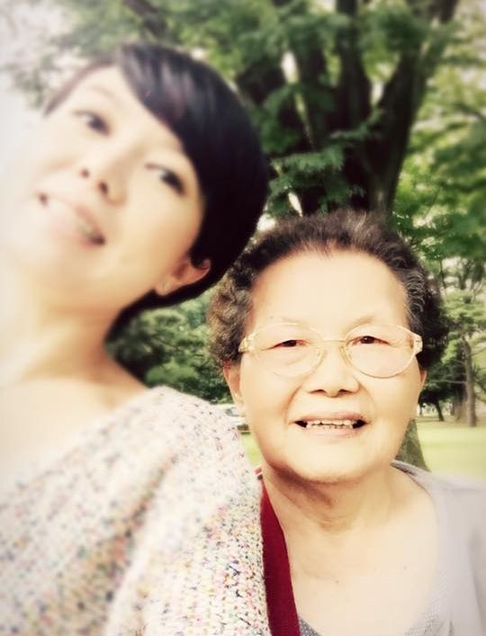 母親凌晨送急診！51歲金鐘視后「不闔眼徹夜守病床旁」　見媽媽躺著不舒服「1孝心舉動」熬到天亮