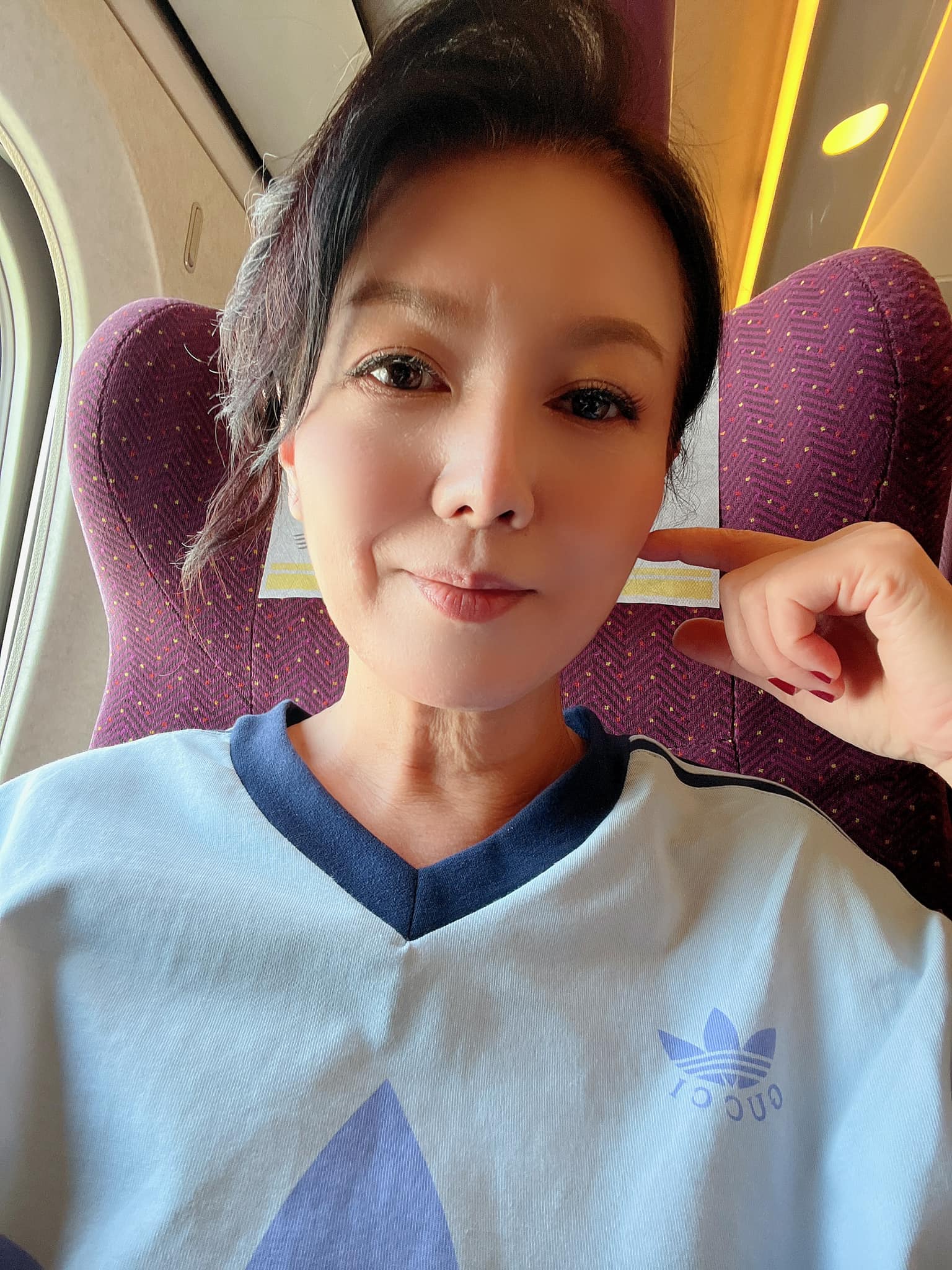 母親凌晨送急診！51歲金鐘視后「不闔眼徹夜守病床旁」　見媽媽躺著不舒服「1孝心舉動」熬到天亮