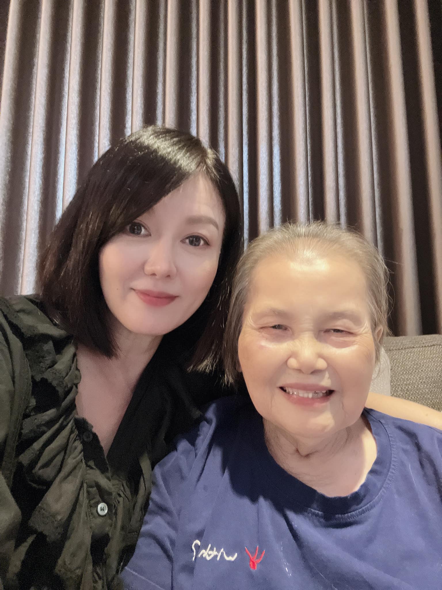 母親凌晨送急診！51歲金鐘視后「不闔眼徹夜守病床旁」　見媽媽躺著不舒服「1孝心舉動」熬到天亮