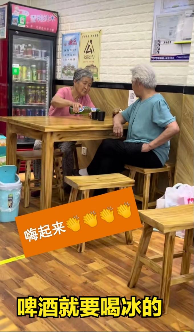 超惹眼！80歲老閨蜜「飯店相約」把酒言歡　「閨蜜情」惹人羨慕：知己無需太多，年老一人足矣
