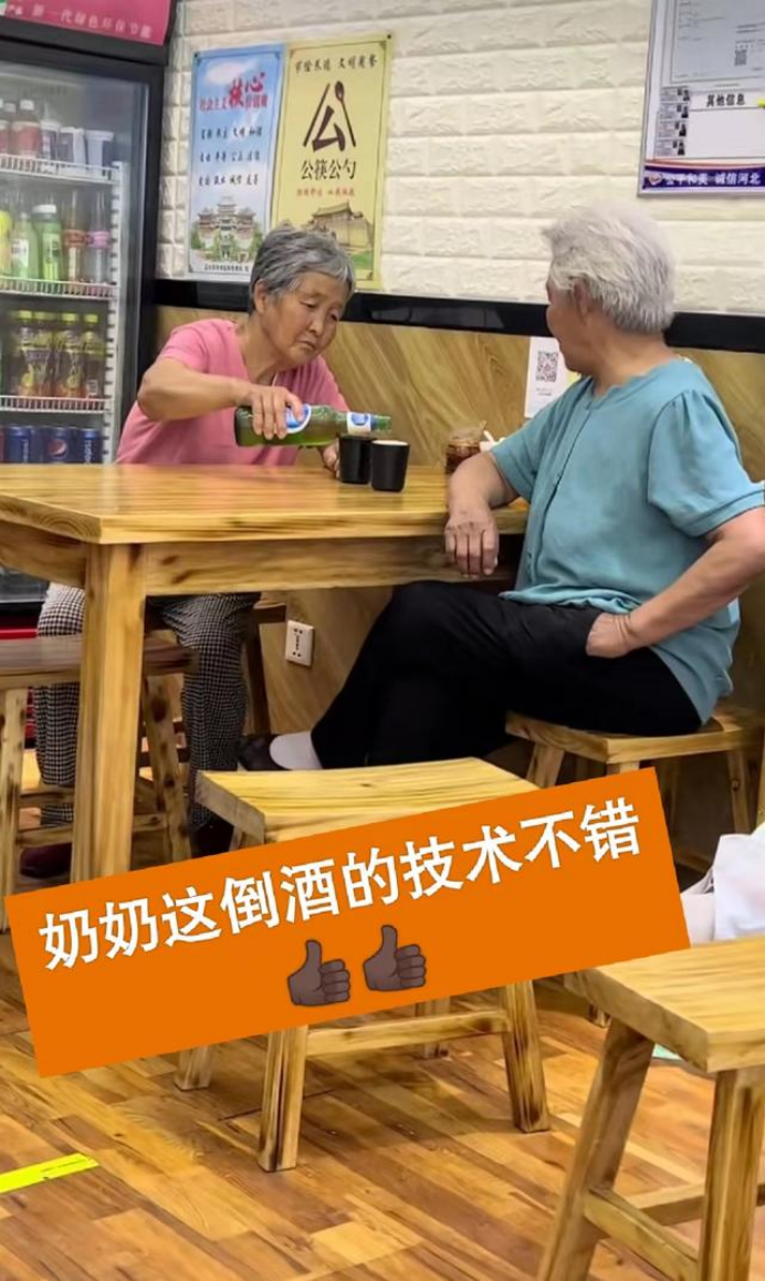 超惹眼！80歲老閨蜜「飯店相約」把酒言歡　「閨蜜情」惹人羨慕：知己無需太多，年老一人足矣