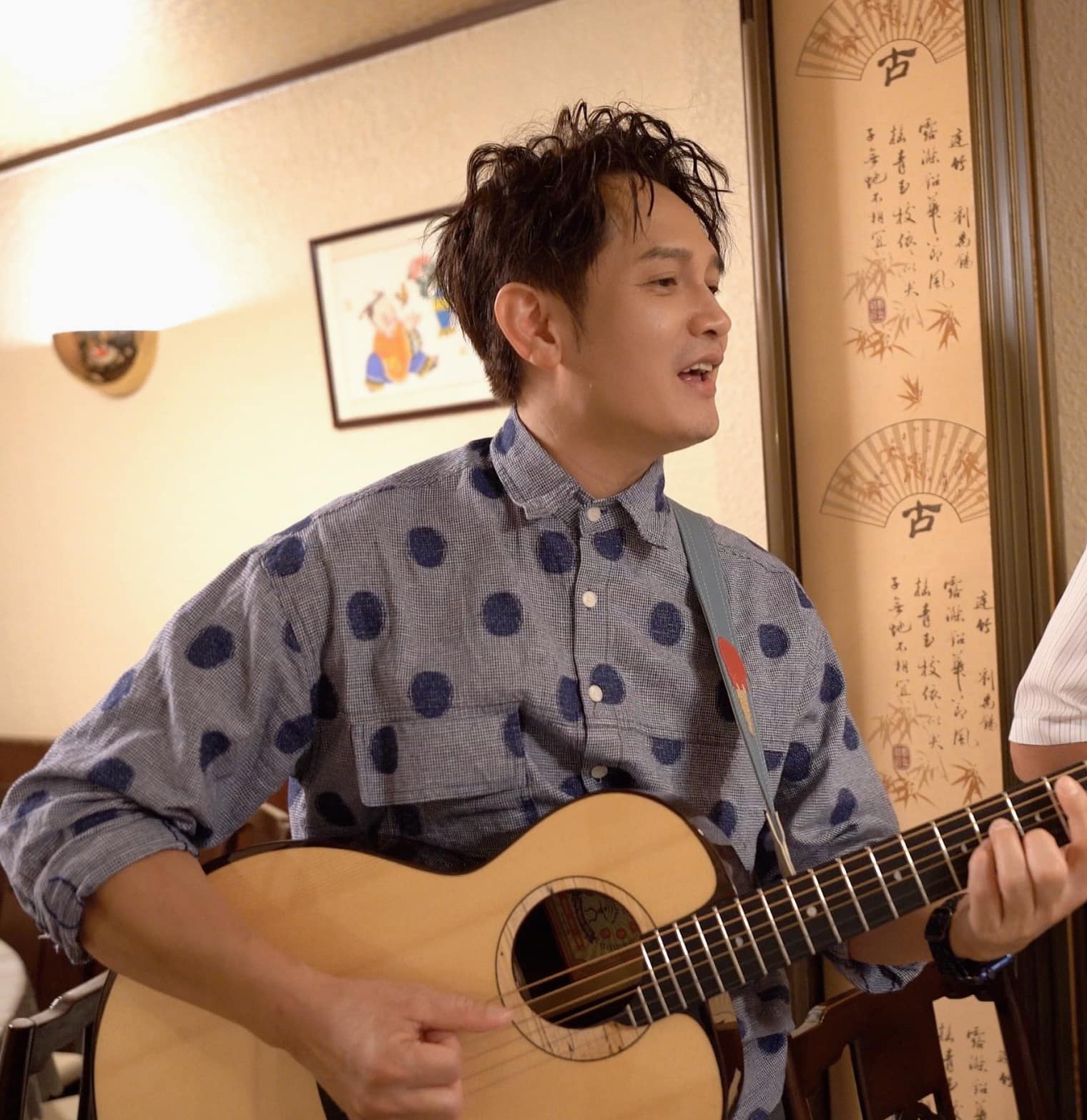 哥哥癌逝！金曲歌王「出道25年激動圓夢」淚謝天上兄　難忘「總是偷塞錢給他」遺言惹哭網友