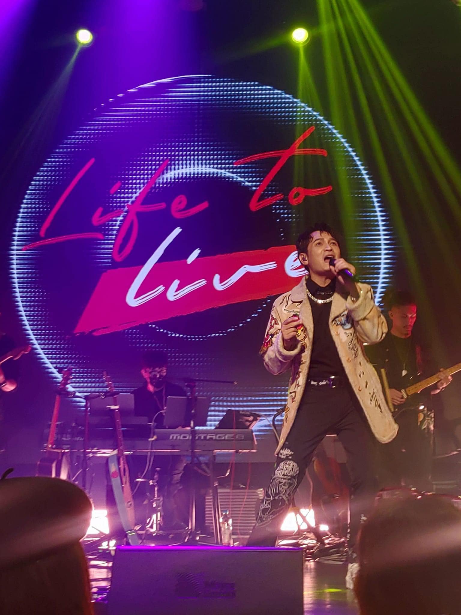 哥哥癌逝！金曲歌王「出道25年激動圓夢」淚謝天上兄　難忘「總是偷塞錢給他」遺言惹哭網友