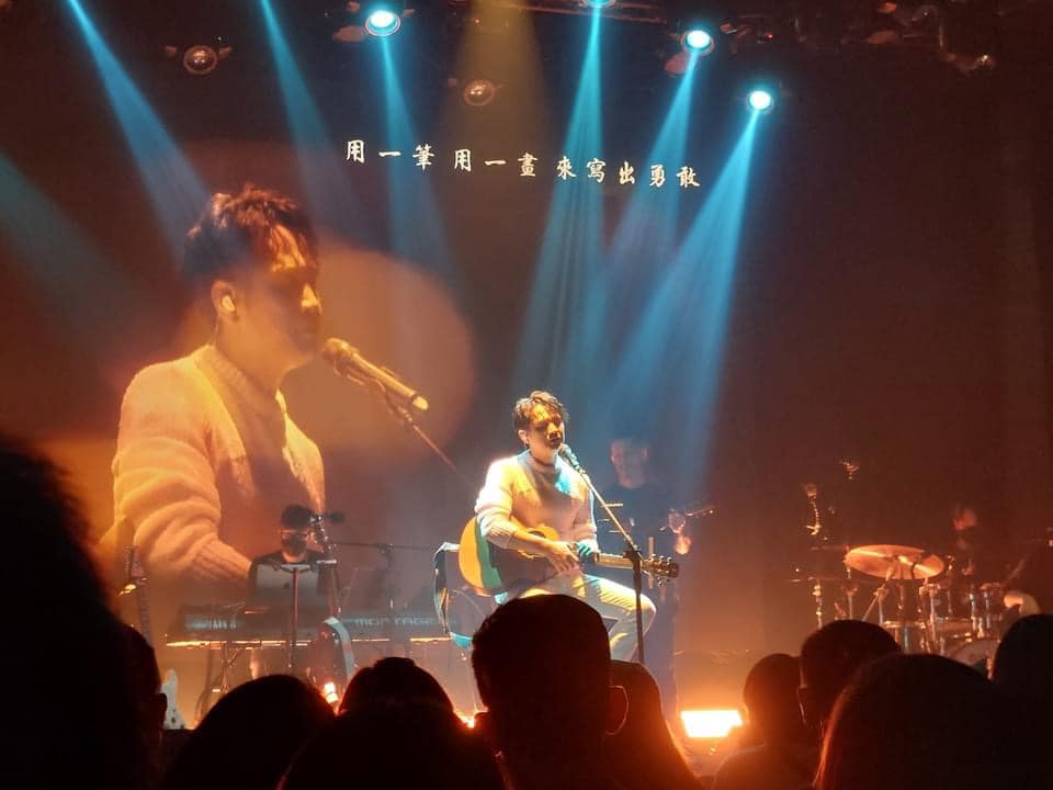 哥哥癌逝！金曲歌王「出道25年激動圓夢」淚謝天上兄　難忘「總是偷塞錢給他」遺言惹哭網友