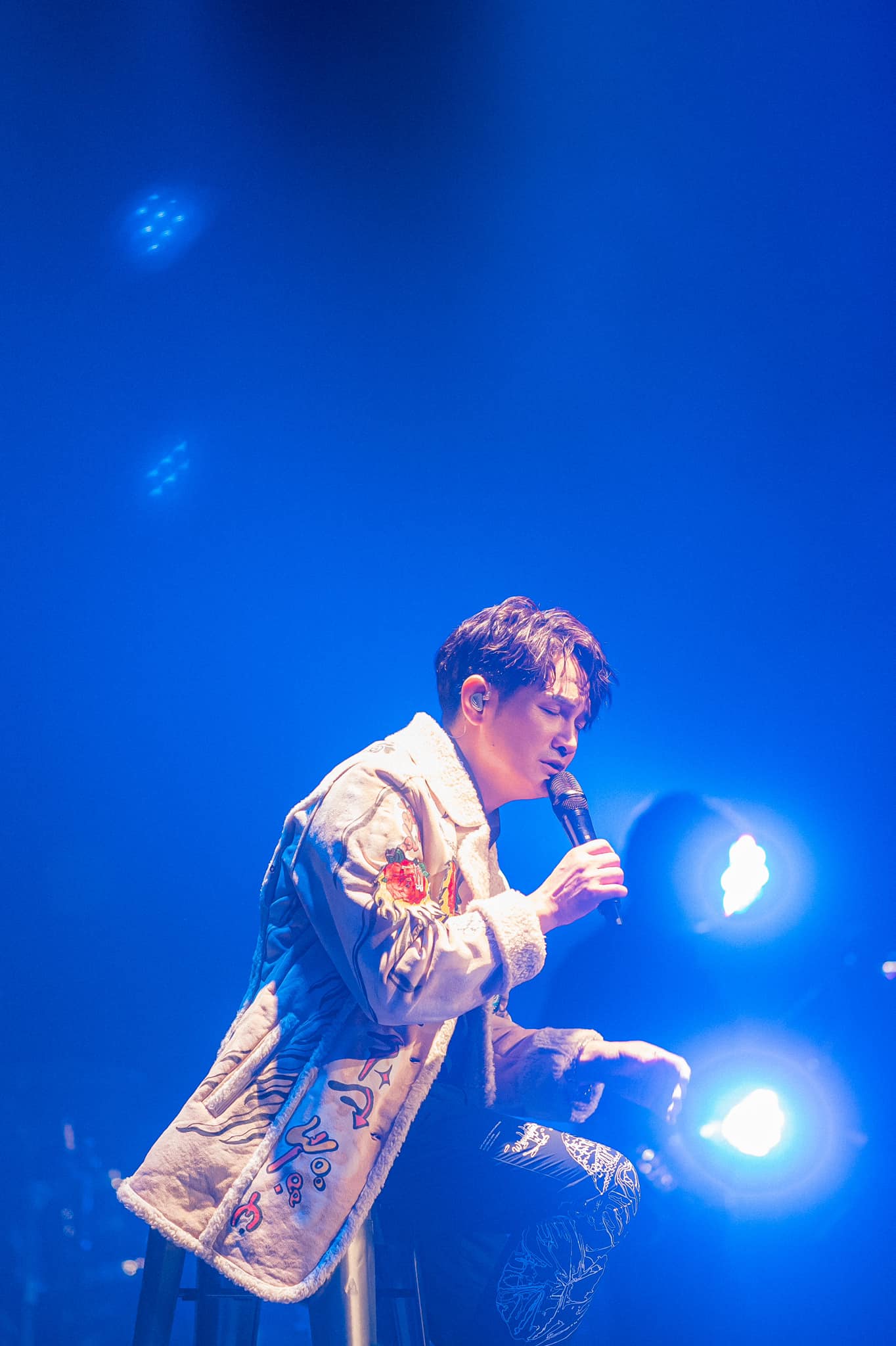 哥哥癌逝！金曲歌王「出道25年激動圓夢」淚謝天上兄　難忘「總是偷塞錢給他」遺言惹哭網友