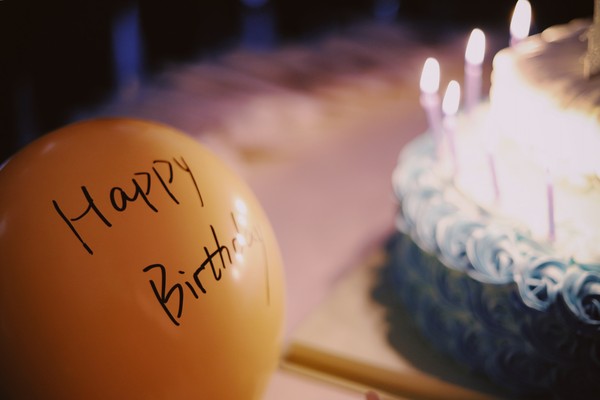 跟大家分享喜悅！路上驚見「陌生人生日送糖果」　細看紙箱上「路人貼紙條暖心回覆」網喊：超有愛❤️