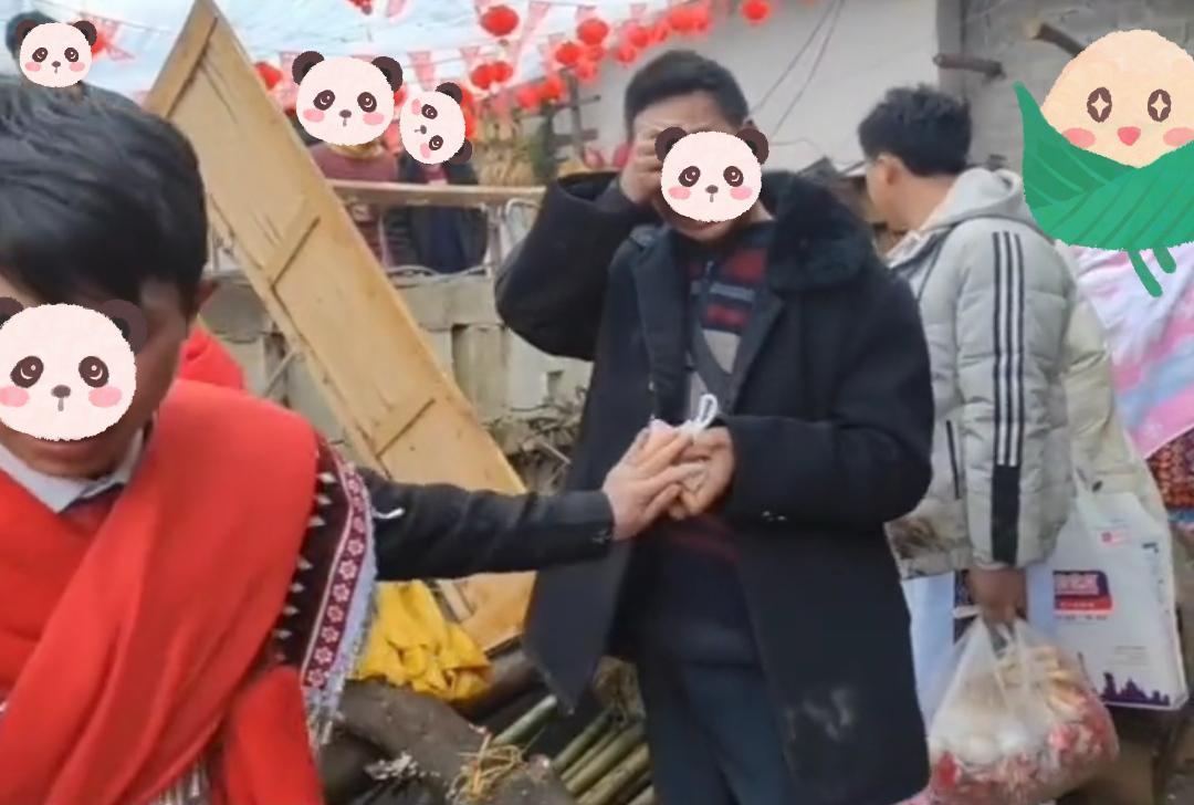 太窮沒錢娶妻！年輕男「被要求倒插門」免聘金婚房　婚禮當天「老父抱兒痛哭」頻喊對不起