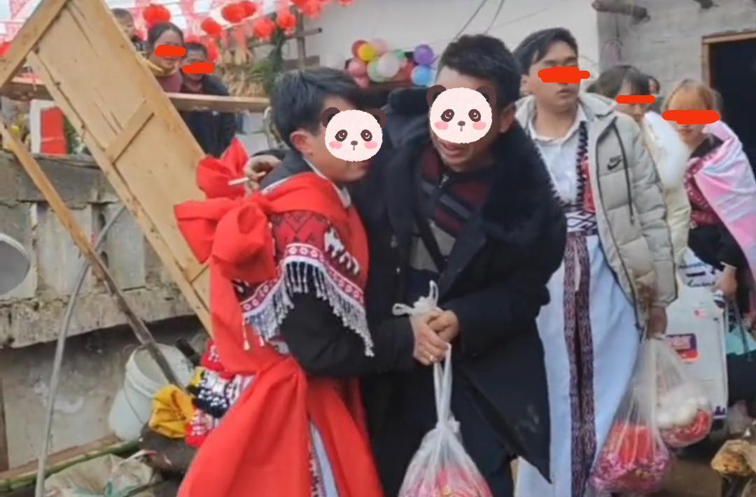 太窮沒錢娶妻！年輕男「被要求倒插門」免聘金婚房　婚禮當天「老父抱兒痛哭」頻喊對不起