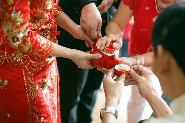 太窮沒錢娶妻！年輕男「被要求倒插門」免聘金婚房　婚禮當天「老父抱兒痛哭」頻喊對不起