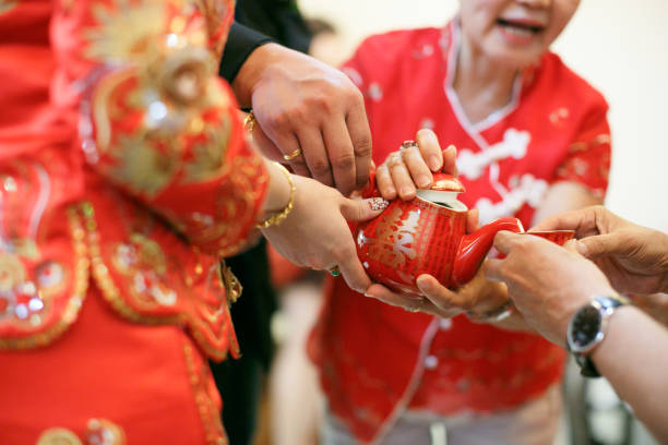 太窮沒錢娶妻！年輕男「被要求倒插門」免聘金婚房　婚禮當天「老父抱兒痛哭」頻喊對不起