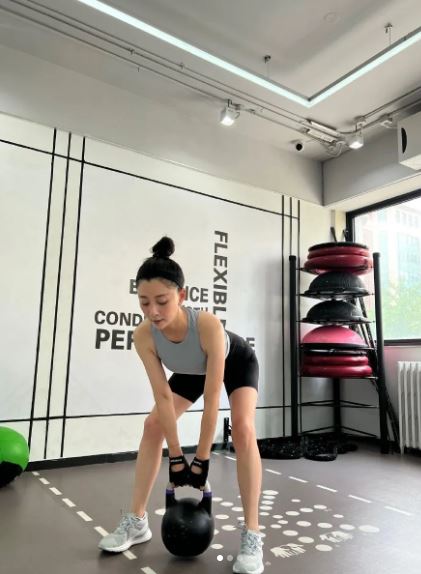 富商開5百萬包養！她7次拒土豪求婚「不靠嫁得好證明自己」　42歲拿視后大滿貫「凍齡美貌不可思議」