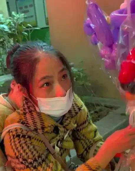 家裡有外債！母親深夜背孩子「抹淚賣氣球」　過路男子暖心「全買下 」：天冷，想讓她們早點回去 