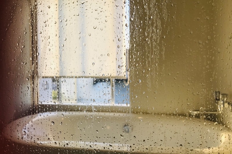 下雨好潮濕！浴室佈滿「惱人小黑點」清到崩潰　網激推「2神器」防霉最有用：不是暖風機