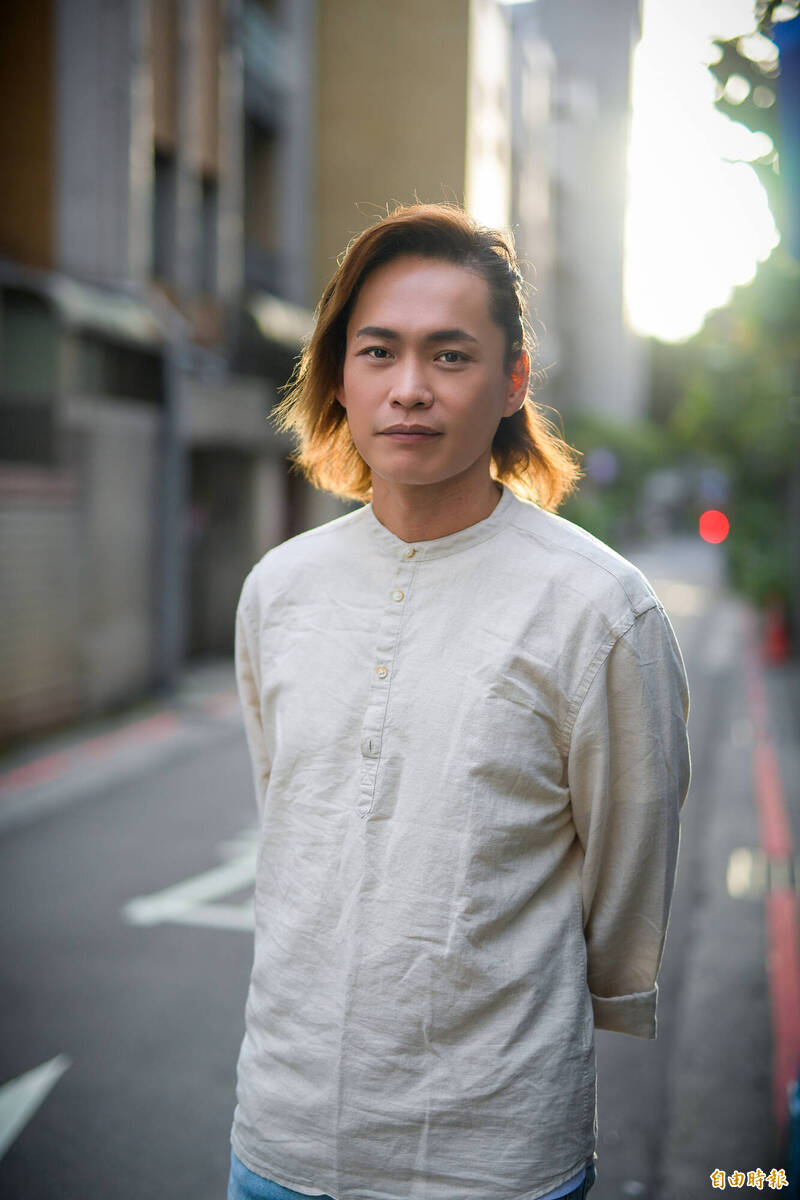 先把家人照顧好！黃鐙輝「年過40終圓歌手夢」力拼全台最俗　3歲就被阿公拉上台「靠厚臉皮獲賞識」