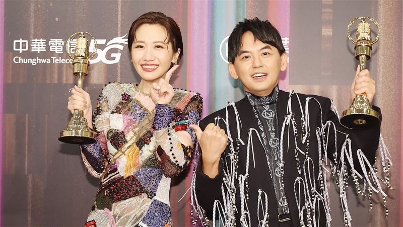 16歲離家闖蕩！黃子佼曾窮到「連一塊都要計較」靠雙手打拼　「第6度奪金鐘不自豪」默默提攜後輩
