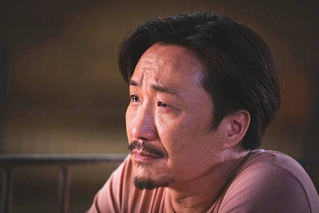 老父走後！兒女賣房拿錢「遺物全被丟在垃圾桶」　鄰居心痛撿起：他徹底消失了
