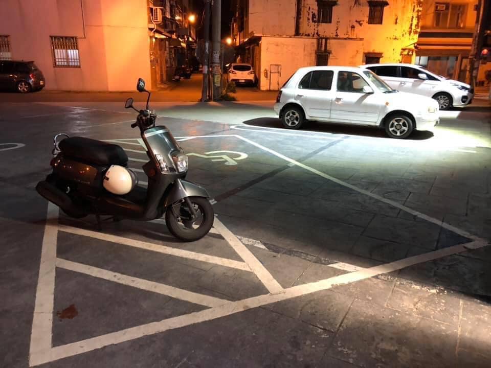 不是機車格！「殘障車位旁斜線區」萬名機車族：以為可以停　「真實用途曝光」一堆人都搞錯