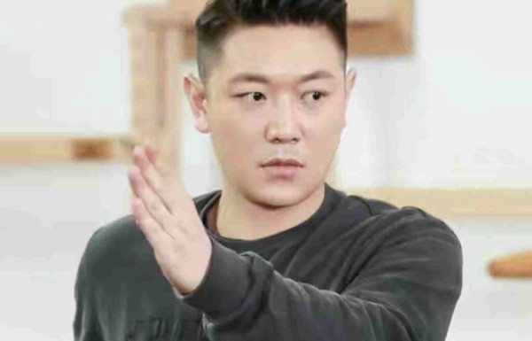 曾跟歐弟一起主持!39歲男星「爆偷吃女大生」慘遭各界封殺 轉戰直播賣唱「被酸根本乞丐」他回嗆了