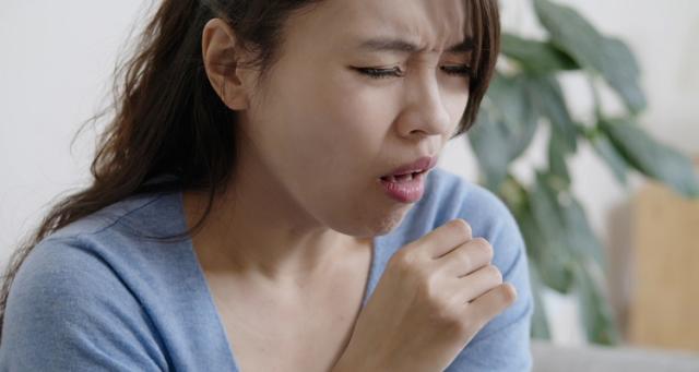 胸悶吃不下！阿嬤照X光「胃部位置怪怪的」嚇壞：吃掉心臟了　揭病因「非短時間造成」再拖恐癌變