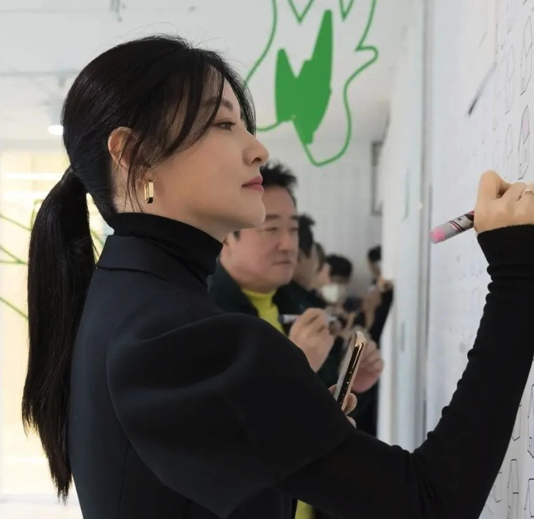 25歲愛女命喪國外！老父痛哭「沒錢送大體回家」...54歲國民天后「霸氣包下全額」：可以回家了