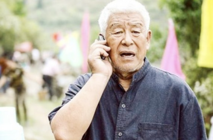 走路都吃力！老戲骨照顧「癱瘓妻子」30年　3個兒女都「啃老」77歲不敢休息：兒女好就行了