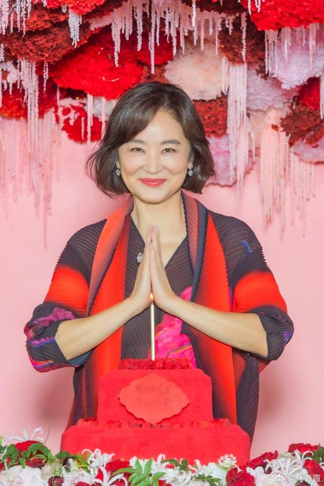 顏值好凍齡！林青霞「68歲喜曝新身分」粉絲全嗨翻　「同框秦祥林切蛋糕罕曝光」勾起當年回憶