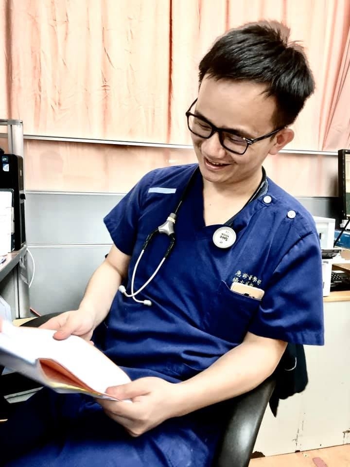 愛不分血緣！90歲阿公臨終「外籍看護守床邊哭泣」 　仔細一看「阿公身體太乾淨」揭13年動人故事